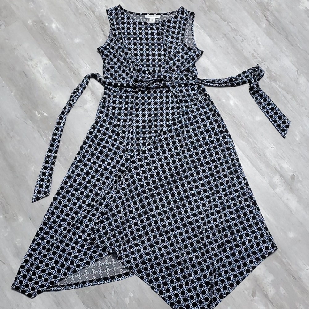 Sleveless maternity dress by Motherhood Maternity